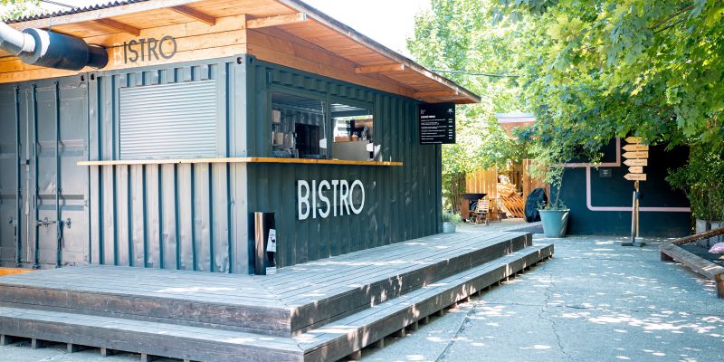 Radlická kulturní sportovna - Přední zahrada a pláž