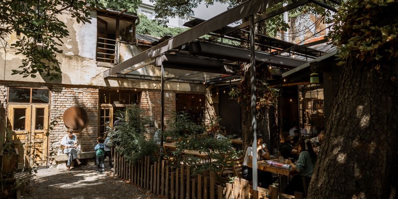 Kavárna, co hledá jméno - Hlavní prostor kavárny