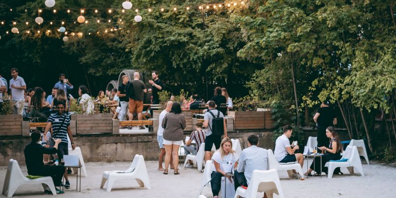 Radlická kulturní sportovna - Přední zahrada a pláž