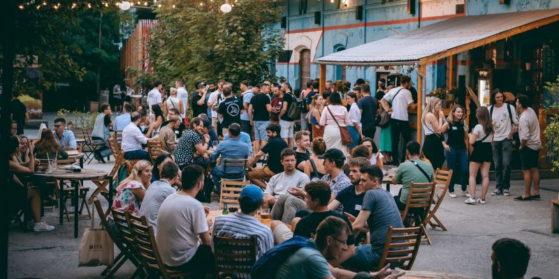 Radlická kulturní sportovna - Přední zahrada a pláž