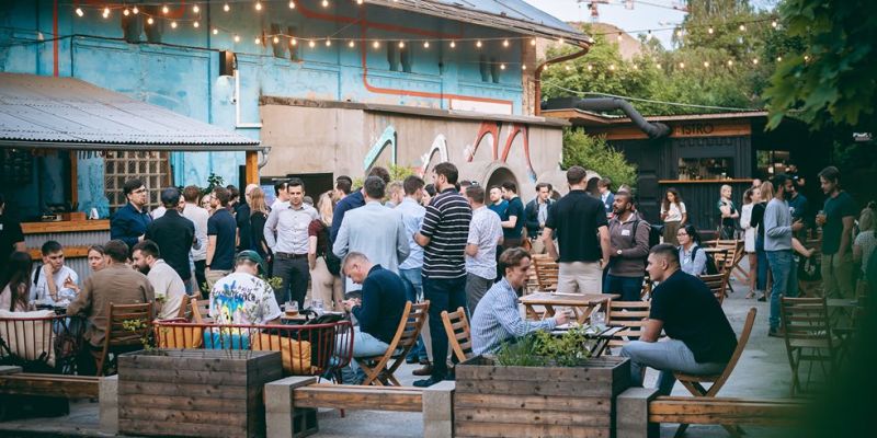 Radlická kulturní sportovna - Přední zahrada a pláž