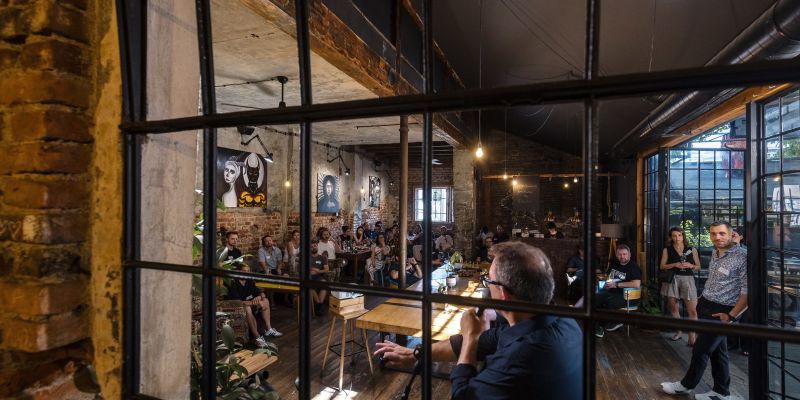 Kavárna, co hledá jméno - Hlavní prostor kavárny