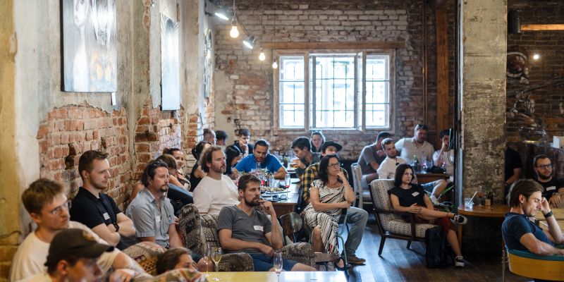 Kavárna, co hledá jméno - Hlavní prostor kavárny