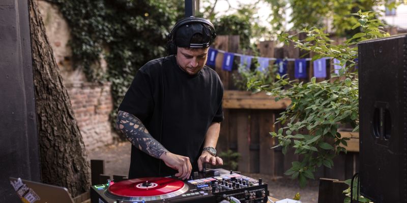 Kavárna, co hledá jméno - Hlavní prostor kavárny