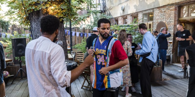 Kavárna, co hledá jméno - Hlavní prostor kavárny