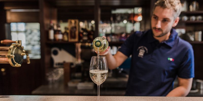 Palace Inn Hotel & Grill Restaurant - Hlavní restaurace s barem