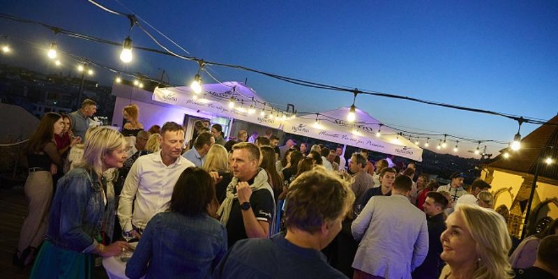 PYTLOUN HOTELS oslavila ve velkém stylu vysoko nad Prahou 20 let působení na českém trhu