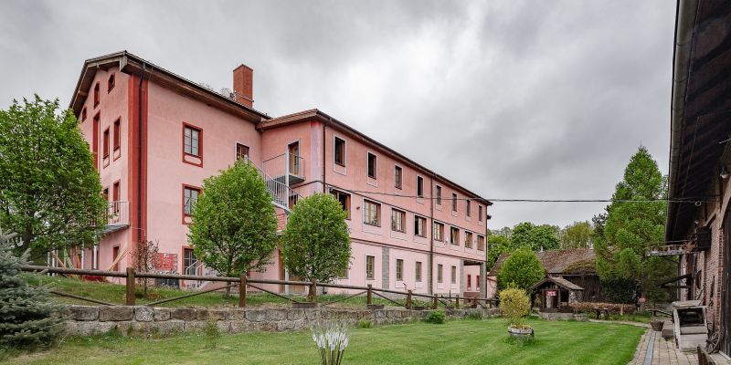 Sklárna & Sklářská krčma AJETO - Prohlídky s průvodcem ve sklárně
