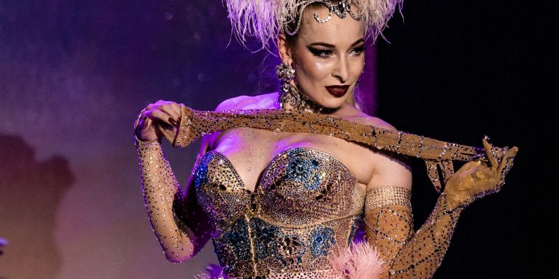 Burleska & showgirl Linde Von Schwärze