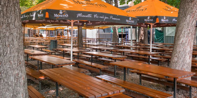 ENERGY PUB - Hlavní část zahradní restaurace pod stoletými kaštany
