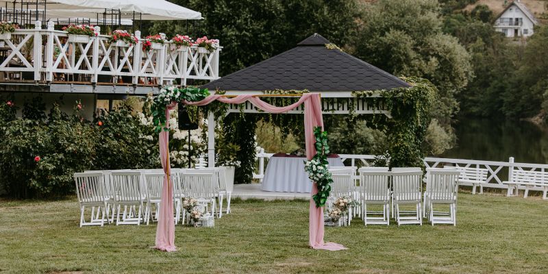 Romantický Hotel Mlýn Karlštejn - Romantický ostrov s party stanem