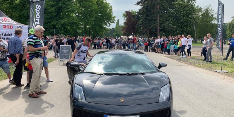 Svezení v supersportu (Ferrari, Lamborghini, Mustang)