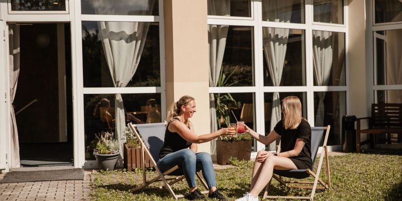 Hotel REHAVITAL - Velká společenská místnost a zahrada