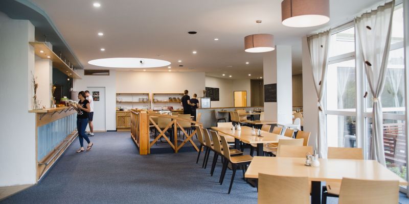 Hotel REHAVITAL - Velká společenská místnost a zahrada