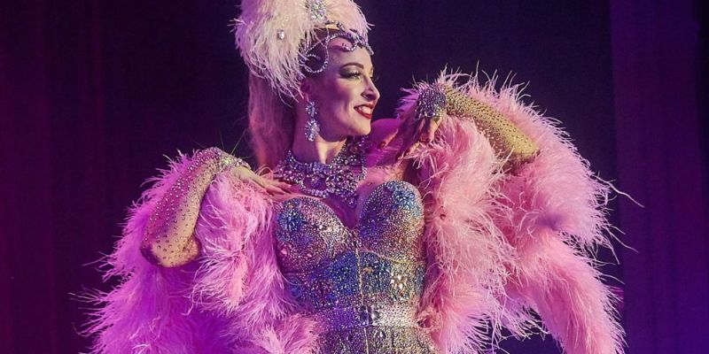 Burleska & showgirl Linde Von Schwärze