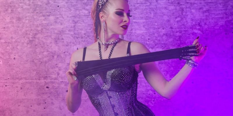 Burleska & showgirl Linde Von Schwärze