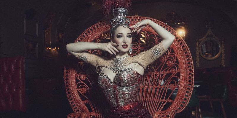 Burleska & showgirl Linde Von Schwärze