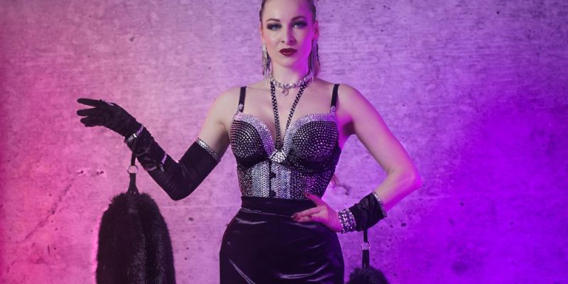 Burleska & showgirl Linde Von Schwärze
