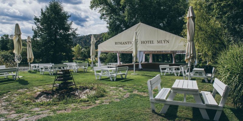 Romantický Hotel Mlýn Karlštejn - Romantický ostrov s party stanem
