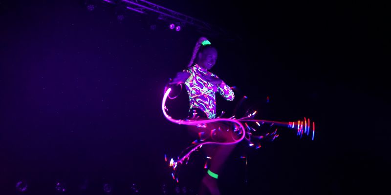 Martina's Agency – Show program pro firemní akce - Světelná taneční show