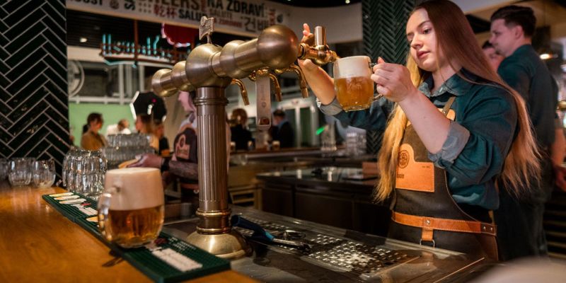 Proměňte firemní večírek v nezapomenutelný zážitek s Pilsner Urquell Experience v Praze