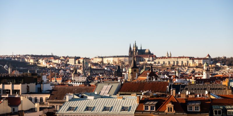 Pytloun Sky Bar & Restaurant Prague nově nabízí posezení ve vyhřívaných průhledných iglú s výhledem na zimní Prahu