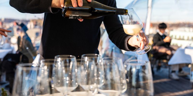 Pytloun Sky Bar & Restaurant Prague nově nabízí posezení ve vyhřívaných průhledných iglú s výhledem na zimní Prahu