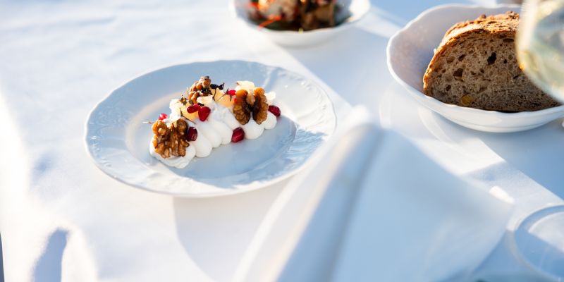 Pytloun Sky Bar & Restaurant Prague nově nabízí posezení ve vyhřívaných průhledných iglú s výhledem na zimní Prahu