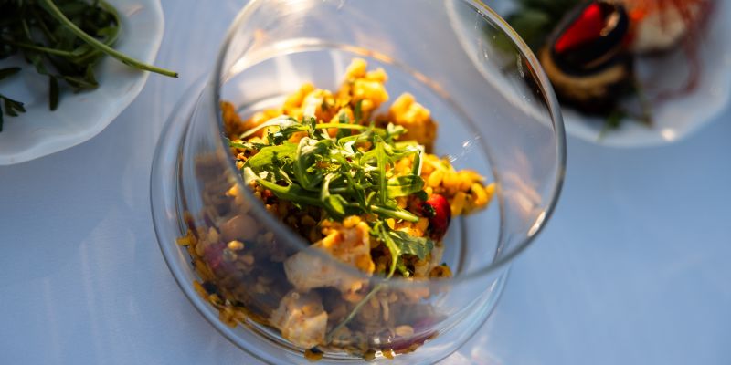 Pytloun Sky Bar & Restaurant Prague nově nabízí posezení ve vyhřívaných průhledných iglú s výhledem na zimní Prahu