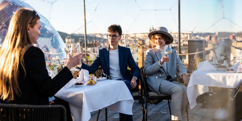 Pytloun Sky Bar & Restaurant Prague nově nabízí posezení ve vyhřívaných průhledných iglú s výhledem na zimní Prahu