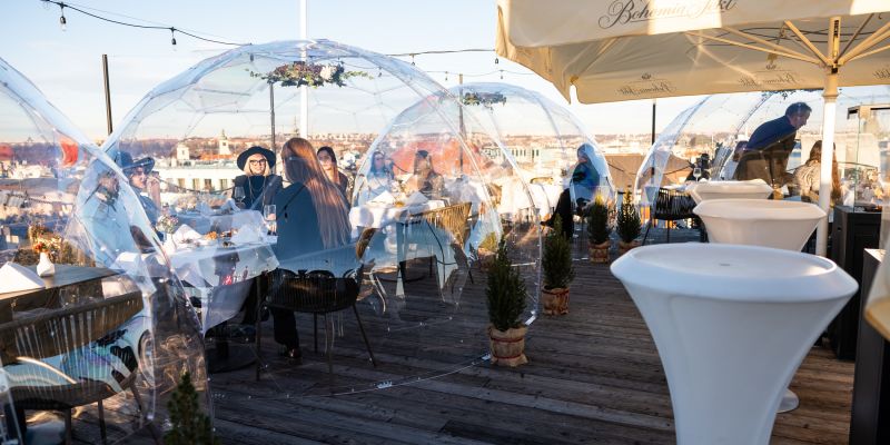 Pytloun Sky Bar & Restaurant Prague nově nabízí posezení ve vyhřívaných průhledných iglú s výhledem na zimní Prahu