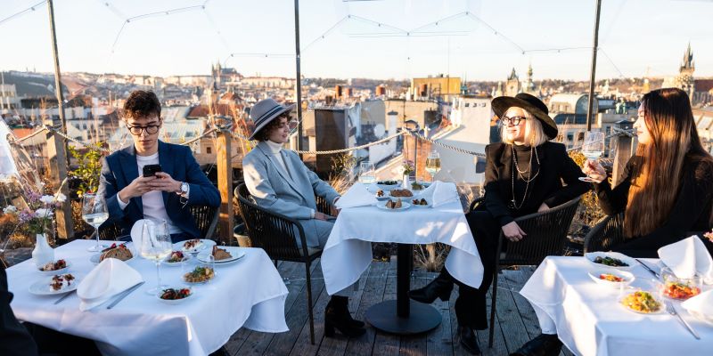 Pytloun Sky Bar & Restaurant Prague nově nabízí posezení ve vyhřívaných průhledných iglú s výhledem na zimní Prahu