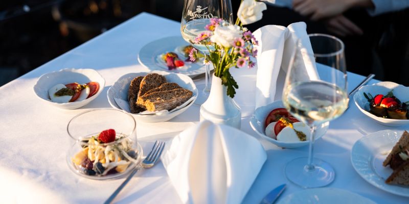 Pytloun Sky Bar & Restaurant Prague nově nabízí posezení ve vyhřívaných průhledných iglú s výhledem na zimní Prahu