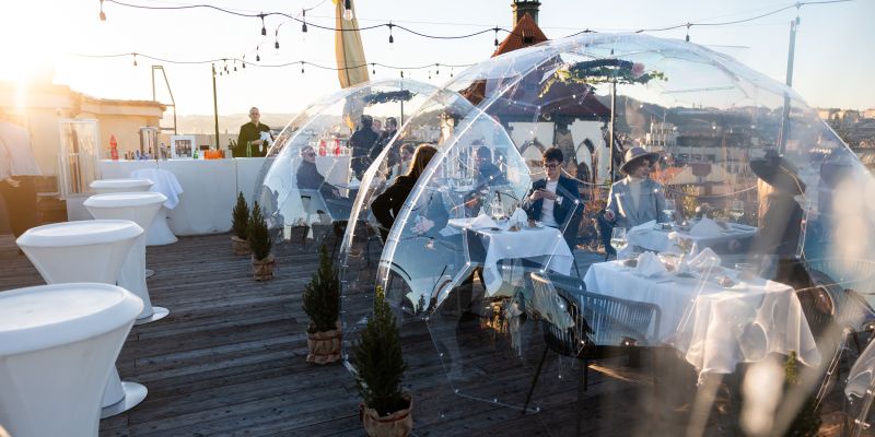 Pytloun Sky Bar & Restaurant Prague nově nabízí posezení ve vyhřívaných průhledných iglú s výhledem na zimní Prahu