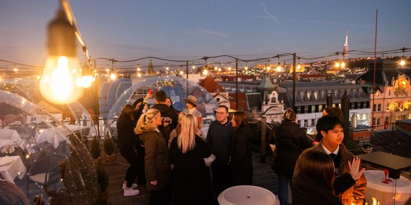Pytloun Sky Bar & Restaurant Prague nově nabízí posezení ve vyhřívaných průhledných iglú s výhledem na zimní Prahu