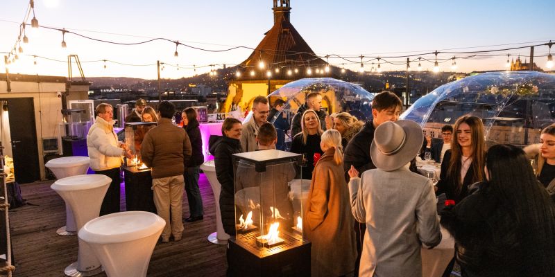 Pytloun Sky Bar & Restaurant Prague nově nabízí posezení ve vyhřívaných průhledných iglú s výhledem na zimní Prahu