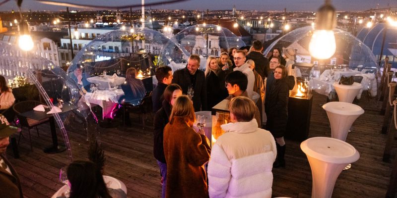 Pytloun Sky Bar & Restaurant Prague nově nabízí posezení ve vyhřívaných průhledných iglú s výhledem na zimní Prahu