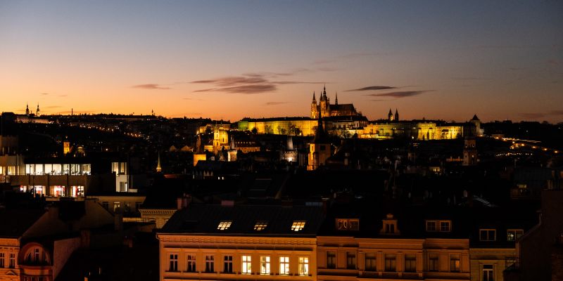Pytloun Sky Bar & Restaurant Prague nově nabízí posezení ve vyhřívaných průhledných iglú s výhledem na zimní Prahu
