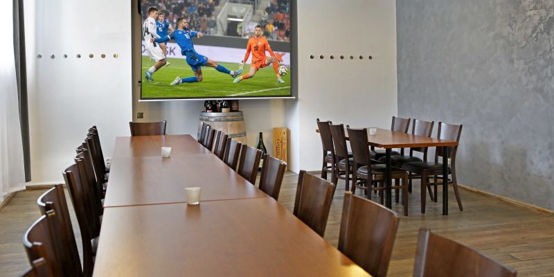Restaurant ne-SMYSL s klubem ZARAGOZA - Salónek