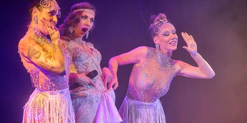 Burleska & showgirl Linde Von Schwärze - Burleskní show Divine Burlesque