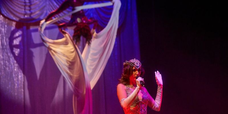 Burleska & showgirl Linde Von Schwärze - Burleskní show Divine Burlesque