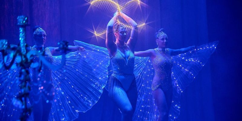 Burleska & showgirl Linde Von Schwärze - Burleskní show Divine Burlesque