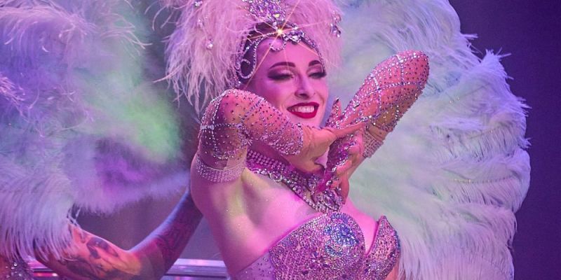 Burleska & showgirl Linde Von Schwärze - Burlesque show Linde Von Schwärze s obří sklenicí na šampaňské