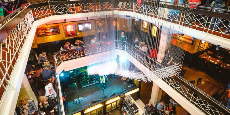 Hard Rock Cafe Praha - 2.patro Mezzanine