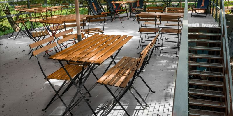ENERGY PUB - Terasa mezi stromy