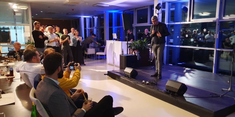 Létání jako nevšední zážitek v rámci firemní akce, teambuildingu či oslavy.