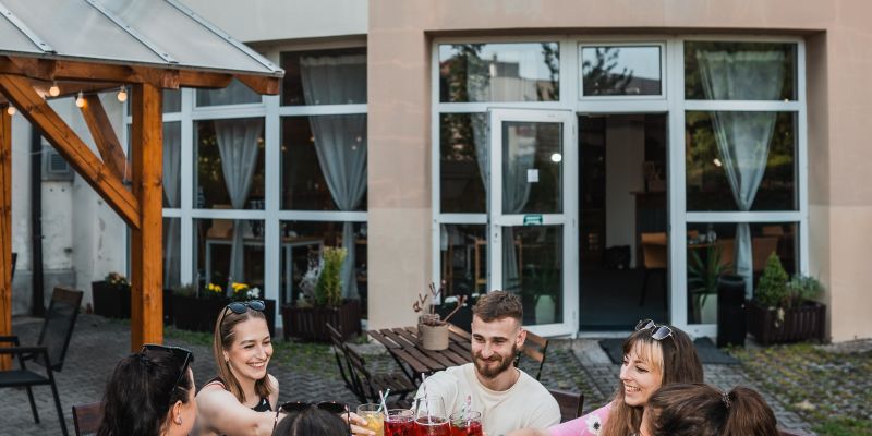 Hotel REHAVITAL - Velká společenská místnost a zahrada