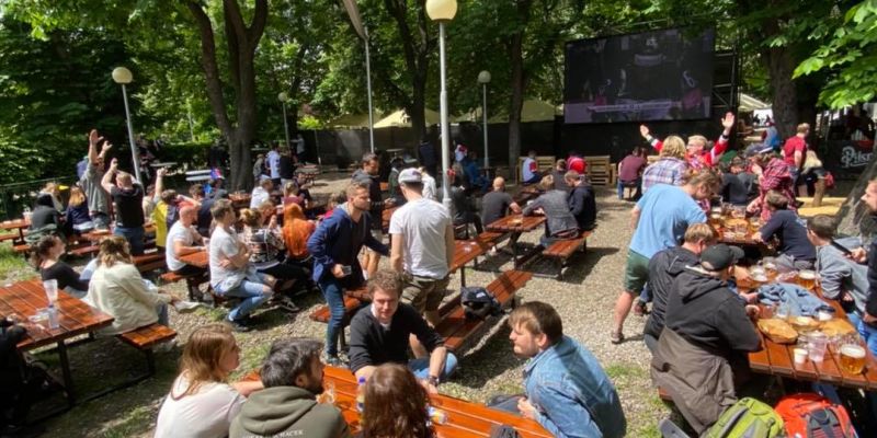 ENERGY PUB - Zadní část zahradní restaurace pod velkokapacitní plachtou