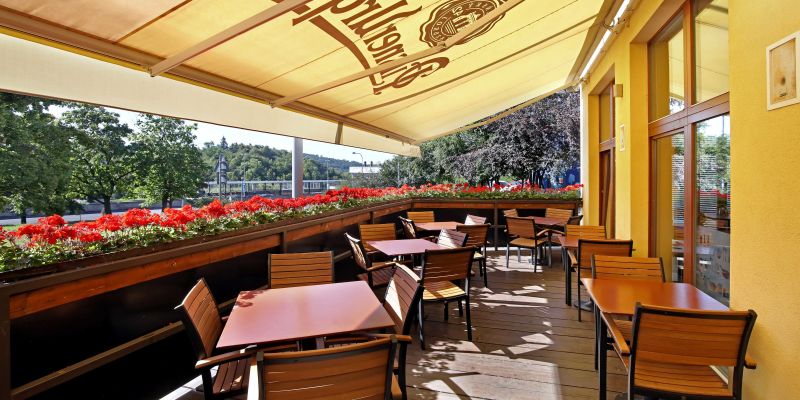 Restaurant ne-SMYSL s klubem ZARAGOZA - Letní zahrádka