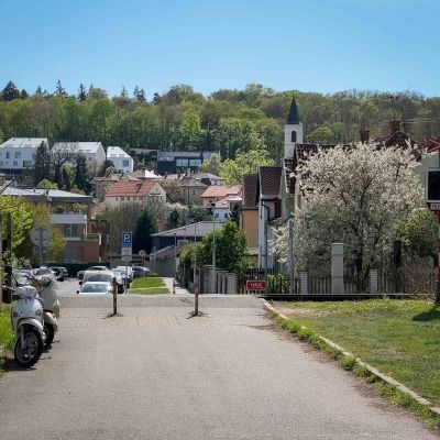 Tato vědomá urbanistická koncepce s malebným průhledem na vesnickou zástavbu s kostelem sv. Fabiána a Šebestiána zanikne a místo krásného pohledu bude betonová zeď s graffiti a ošklivým podchodem. Bezohledné řešení typické pro minulý režim.